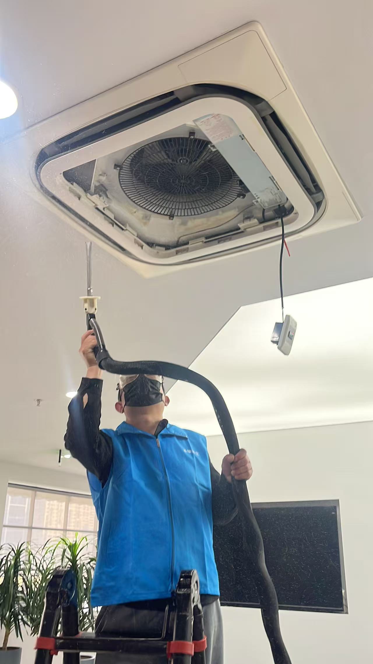 华洁士技师对吸顶式空调室内机拆板后进行干冰清洗，可见风轮与内部结构