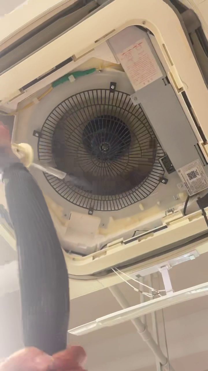 华洁士技师拆解空调室外机面板进行深度清洗