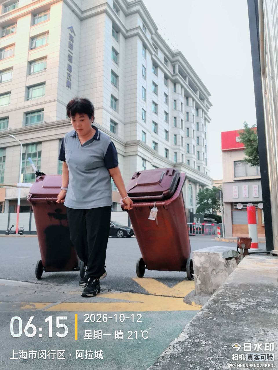 华洁士保洁员清晨清运阿拉城园区垃圾桶实拍