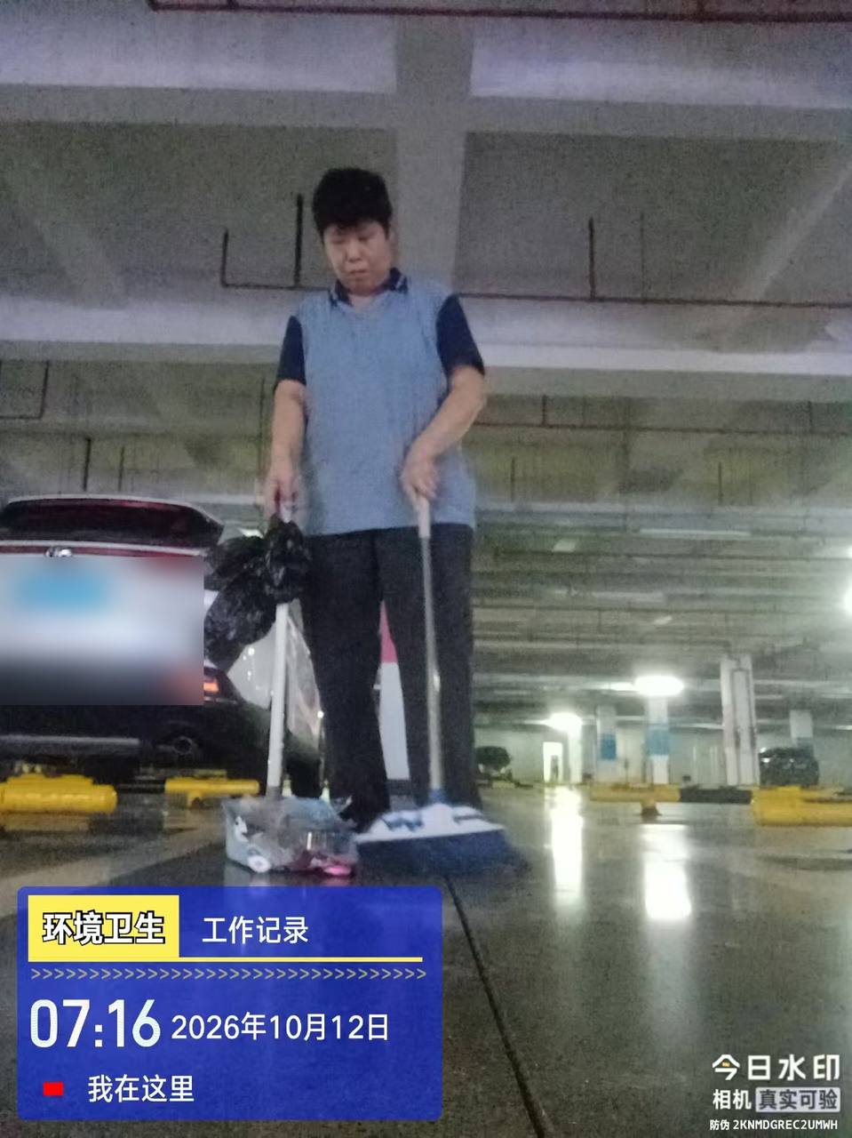 华洁士保洁员清晨清扫阿拉城地下车库停车区实拍
