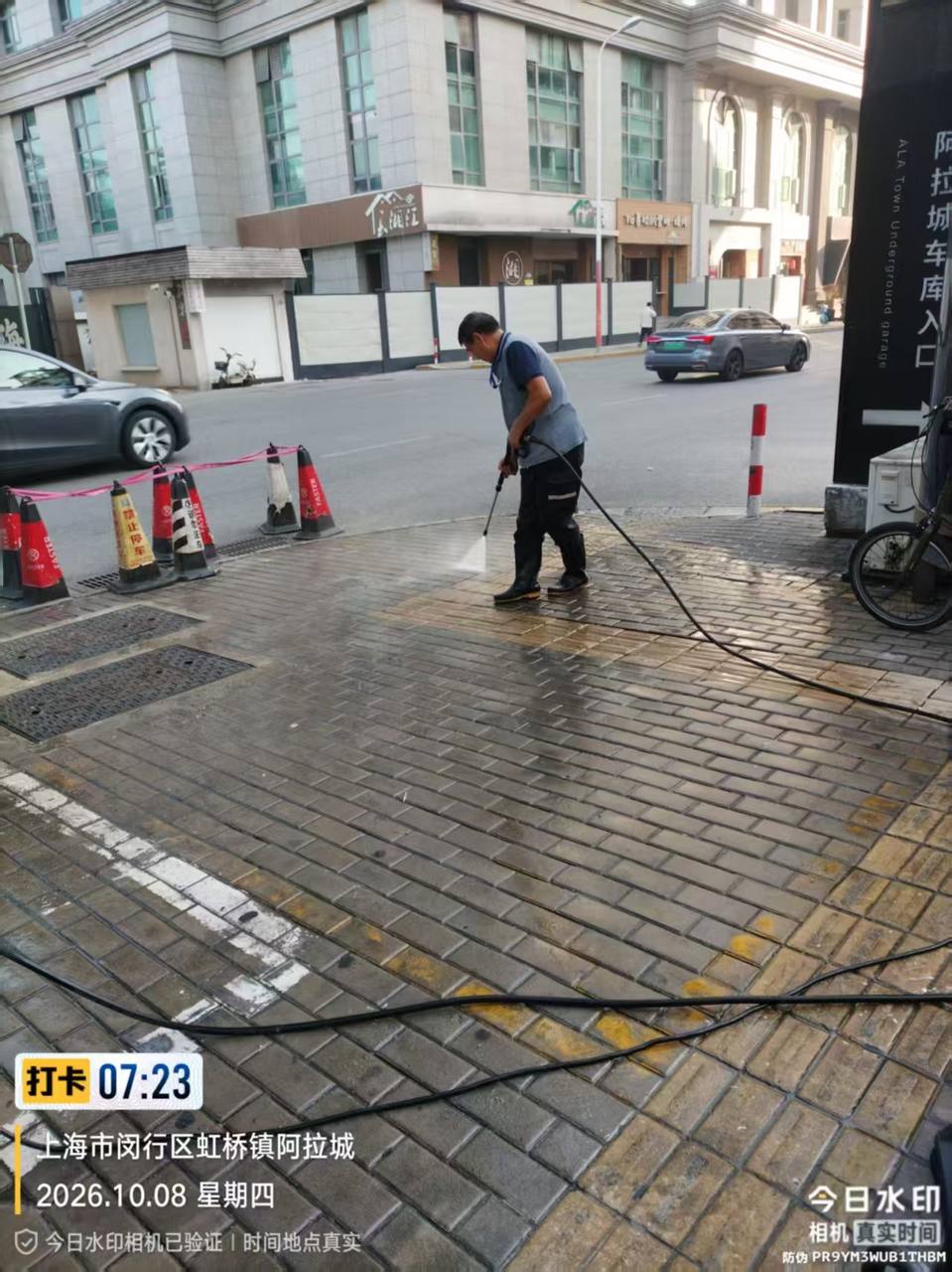 华洁士保洁员高压水枪冲洗阿拉城外围人行道路面实拍
