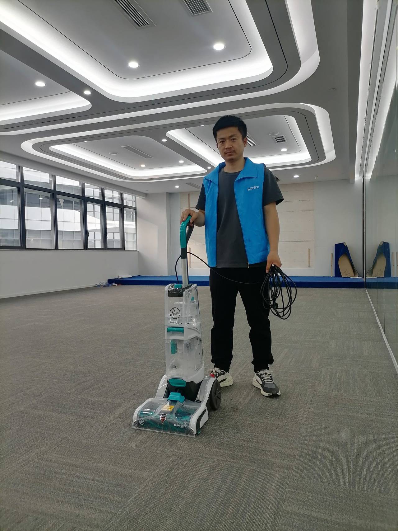 华洁士保洁技师操作美国胡佛三合一地毯清洗机进行门店地毯深度清洗作业实拍