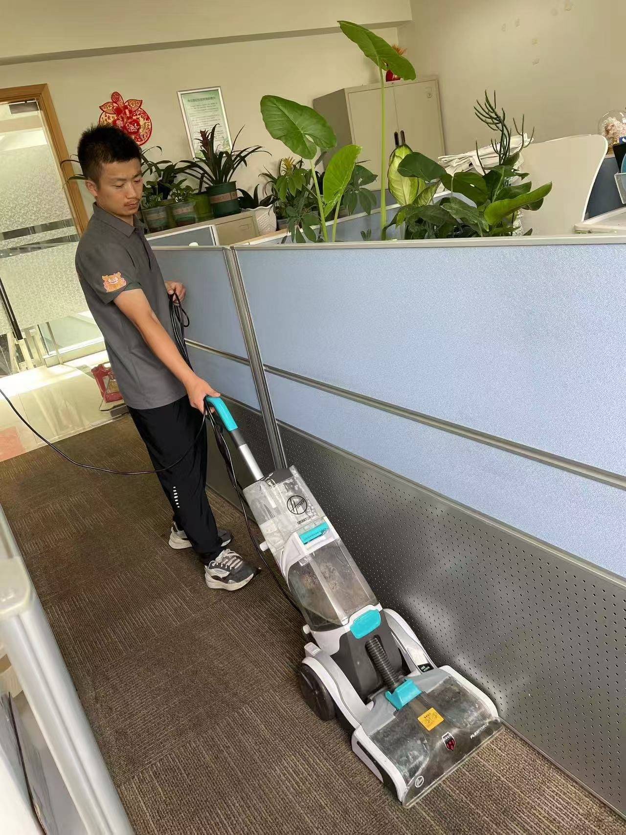 华洁士保洁人员在商业空间工位区进行地毯周期保养作业实拍