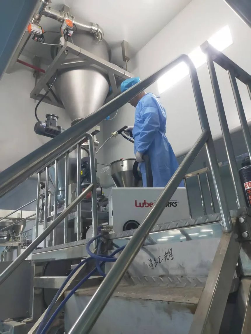 干冰清洗机在线清洗锥形料仓现场实拍