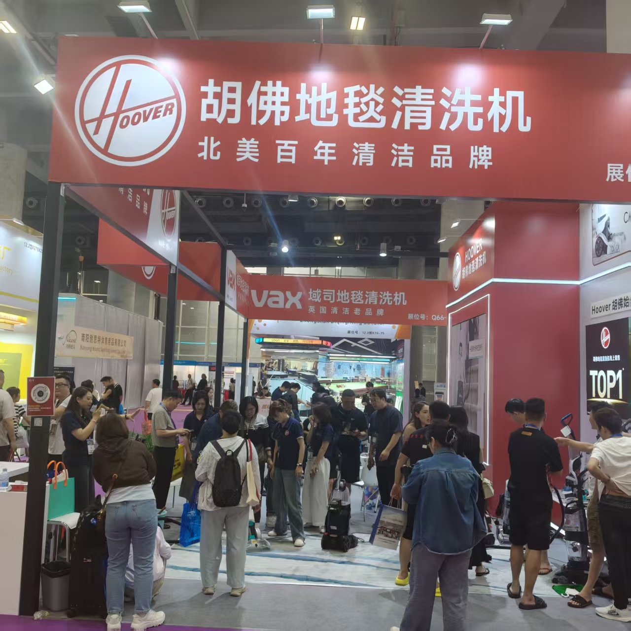 胡佛地毯清洗机展位前观众聚集，人气爆棚