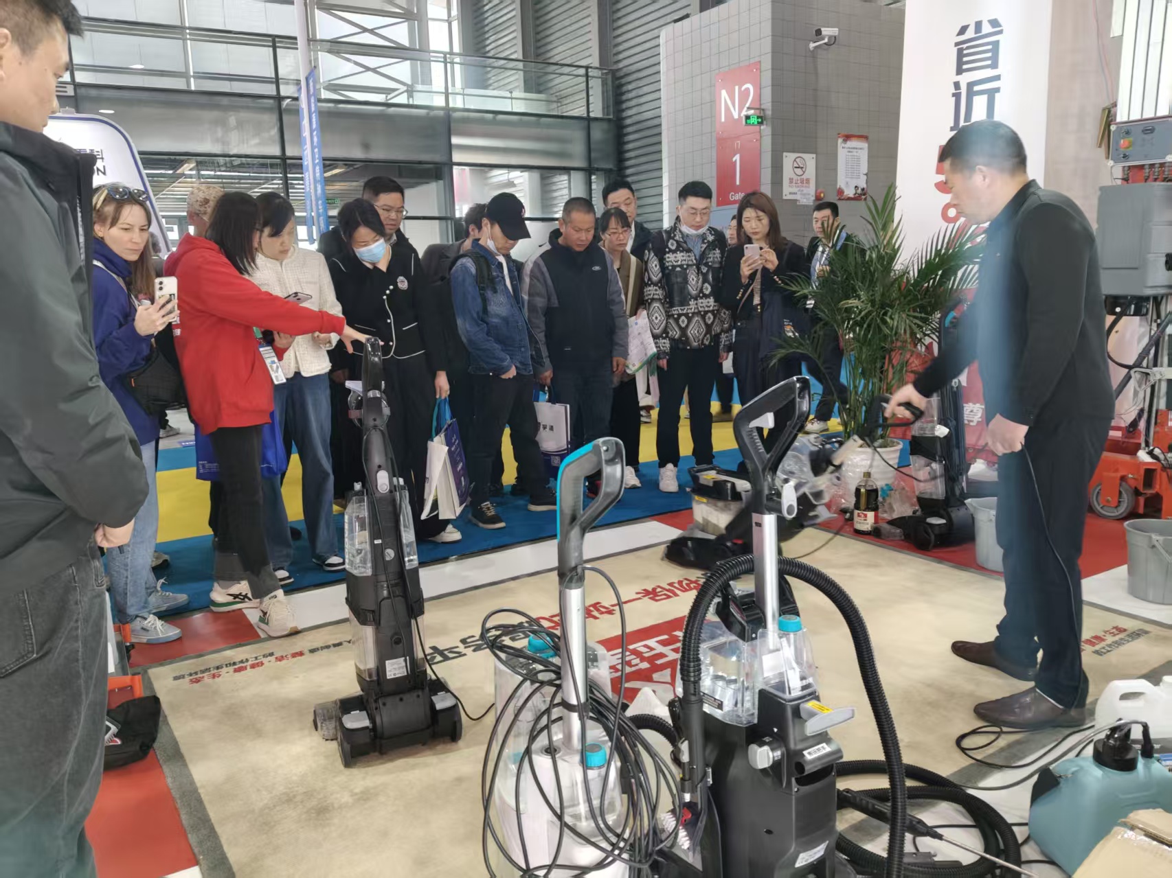 清洁行业展会展位前大量观众围观胡佛地毯清洗机演示
