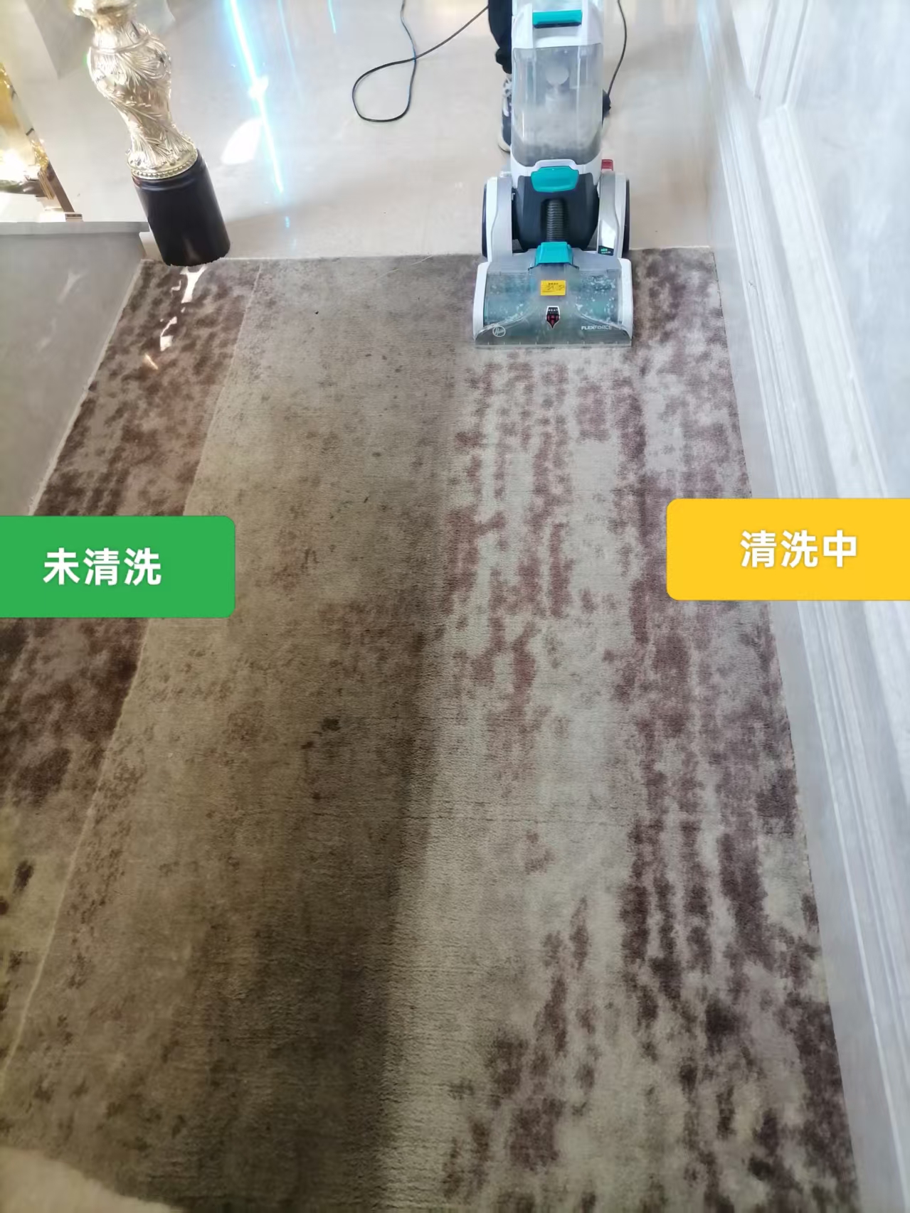 酒店走廊地毯清洗中：胡佛地毯清洗机走过的区域明显洁净，未清洗区域发灰