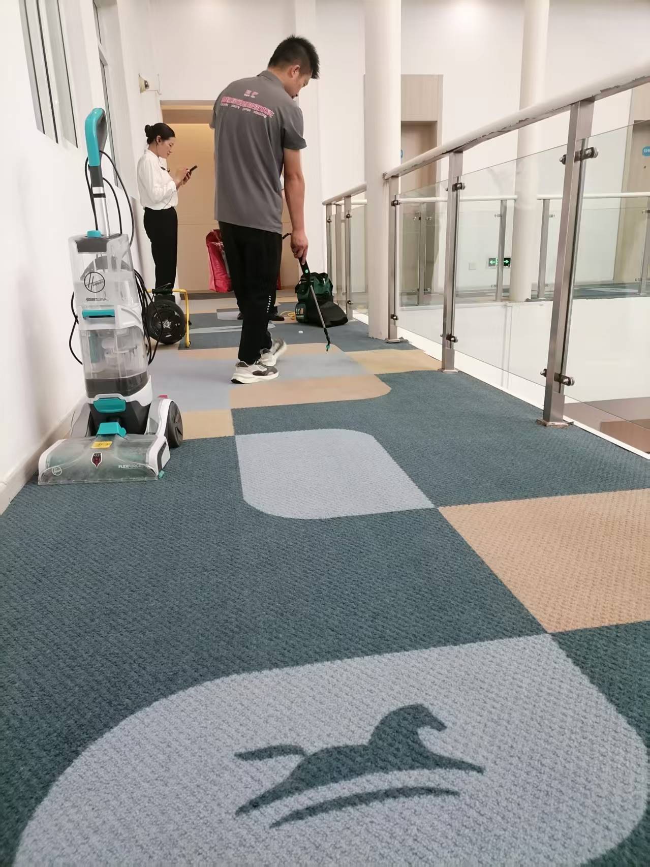 写字楼连廊拼块地毯清洗，胡佛地毯清洗机与作业工具就位