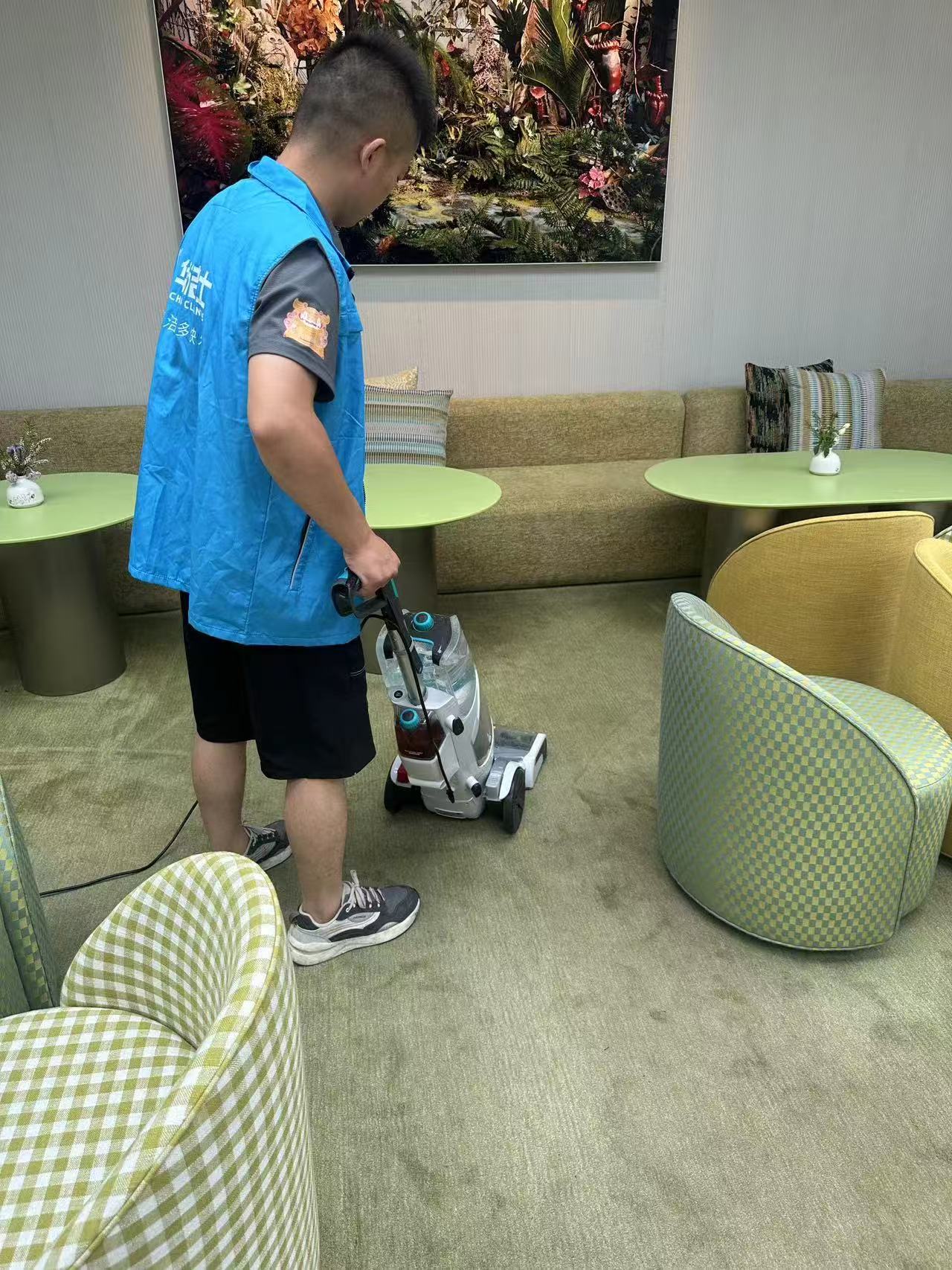 休闲洽谈区地毯使用胡佛地毯清洗机清洗作业
