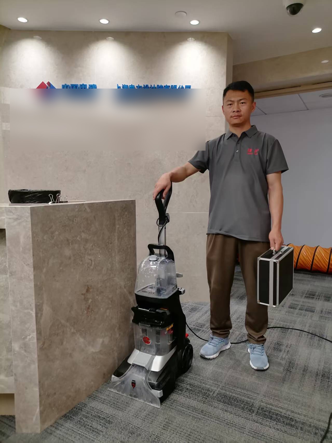华洁士工程师携胡佛地毯清洗机在企业大堂开展地毯清洗服务