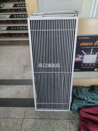 大型市场中央空调表冷器清洗后：翅片透亮恢复金属光泽