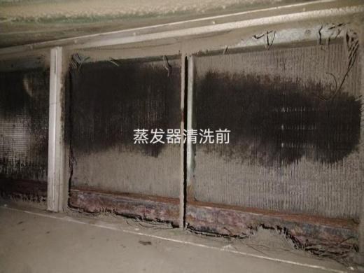 中央空调蒸发器清洗前：油尘混合附着严重