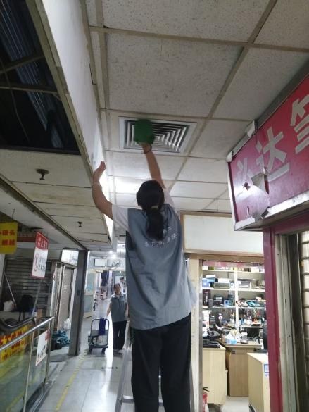 商场营业期间对风口高位部位作业，做好成品保护
