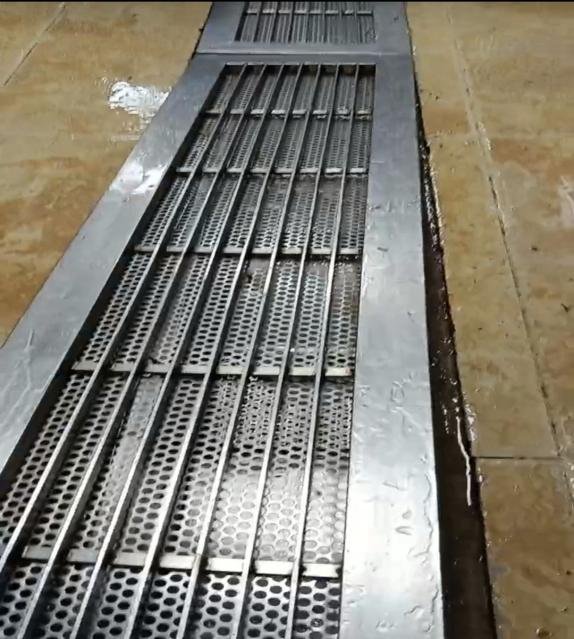 养老机构厨房下水道清洗后实拍：排水通畅、篦子见铁