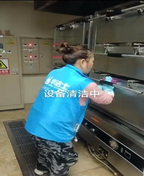 华洁士作业人员对养老机构厨房设备进行清洁施工实拍