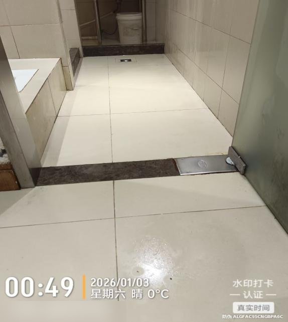 养老机构厨房地面清洗后实拍：砖面砖缝恢复本色（水印时间 00:49）