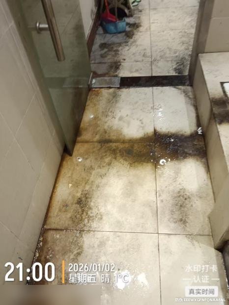 养老机构厨房地面清洗前实拍：油垢覆盖砖面、砖缝发黑（水印时间 21:00）