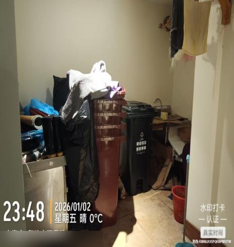 养老机构厨房垃圾房清洗前实拍：垃圾袋堆放、地面渗漏污渍（水印时间 23:48）