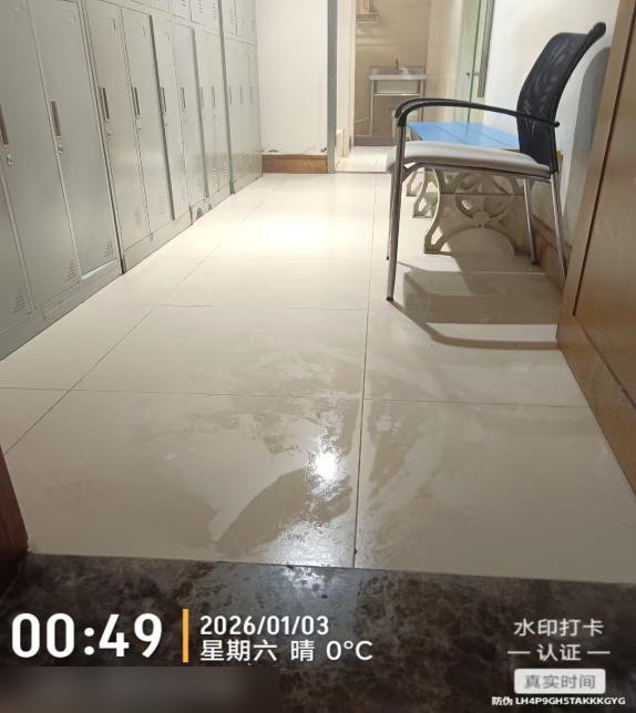 养老机构厨房更衣室清洗后实拍：地面洁净反光（水印时间 00:49）