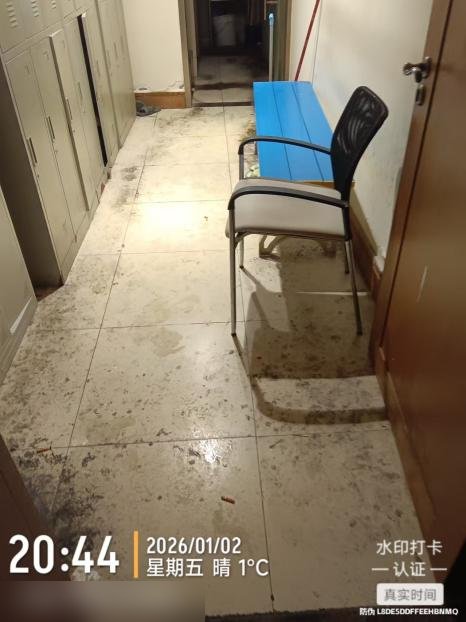 养老机构厨房更衣室清洗前实拍：地面尘垢、柜脚积污（水印时间 20:44）