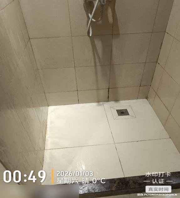 养老机构厨房水池间清洗后实拍：不锈钢恢复金属光泽（水印时间 00:49）