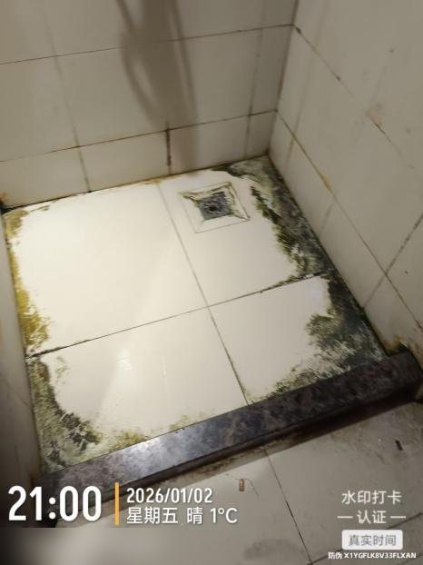 养老机构厨房水池间清洗前实拍：池壁与台面油污板结（水印时间 21:00）