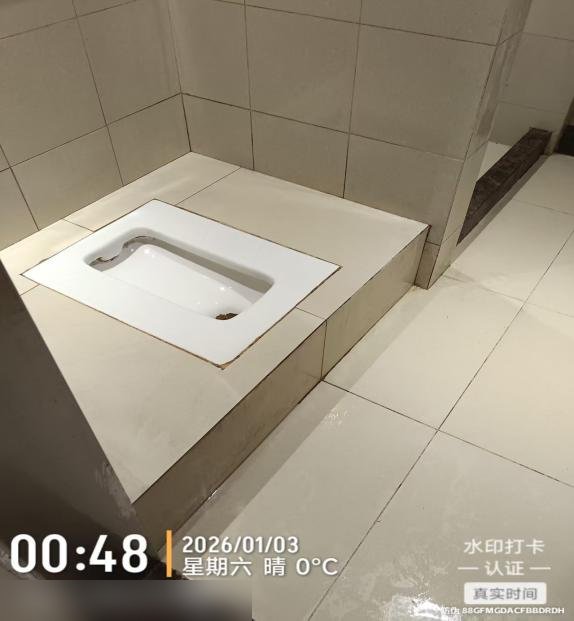 养老机构厨房附属卫生间清洗后实拍：洁具洁白、地面洁净（水印时间 00:48）