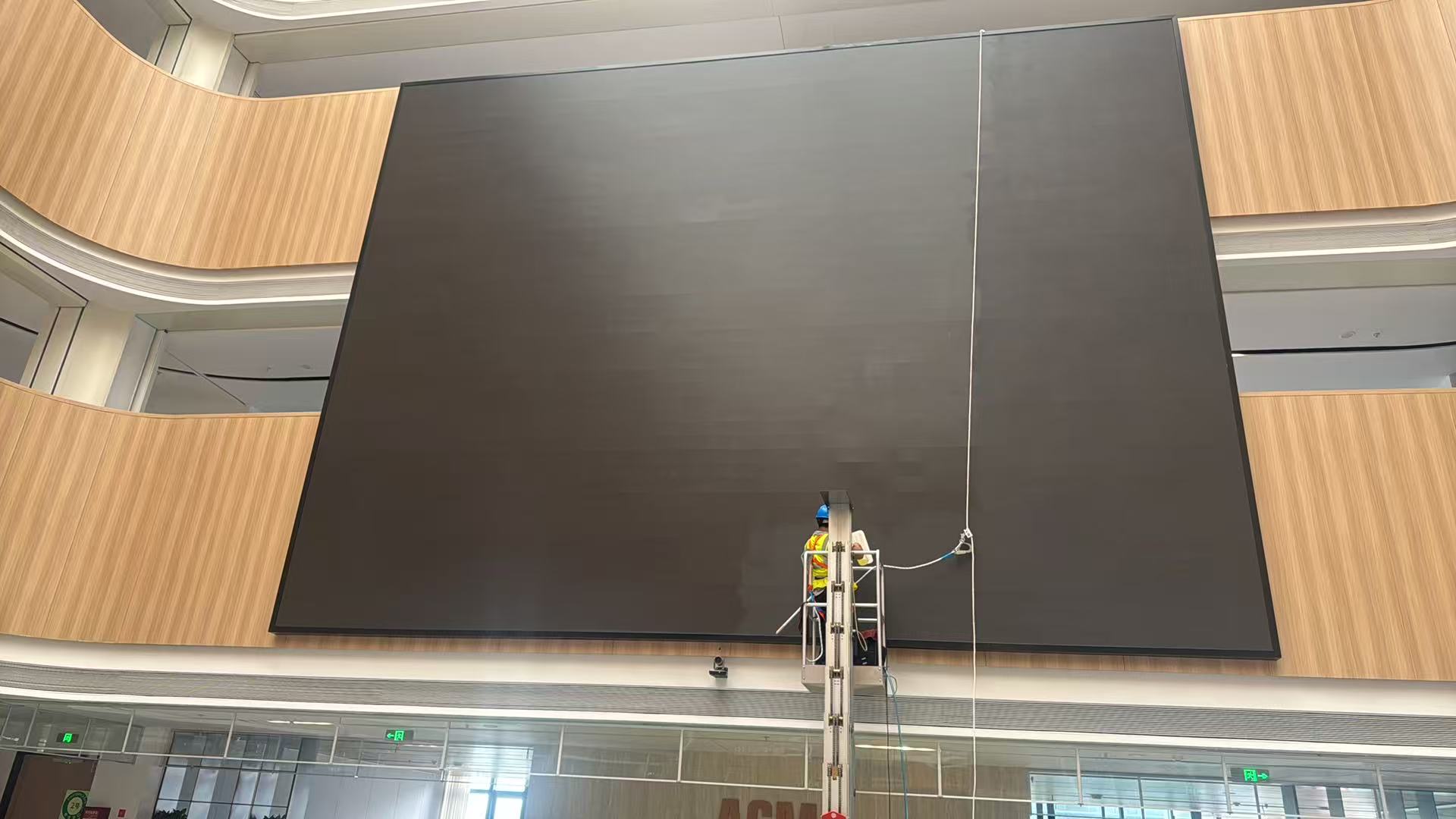 上海静安区某购物中心室内中庭约260㎡巨型LED显示屏清洗作业全景，华洁士技师登高车就位