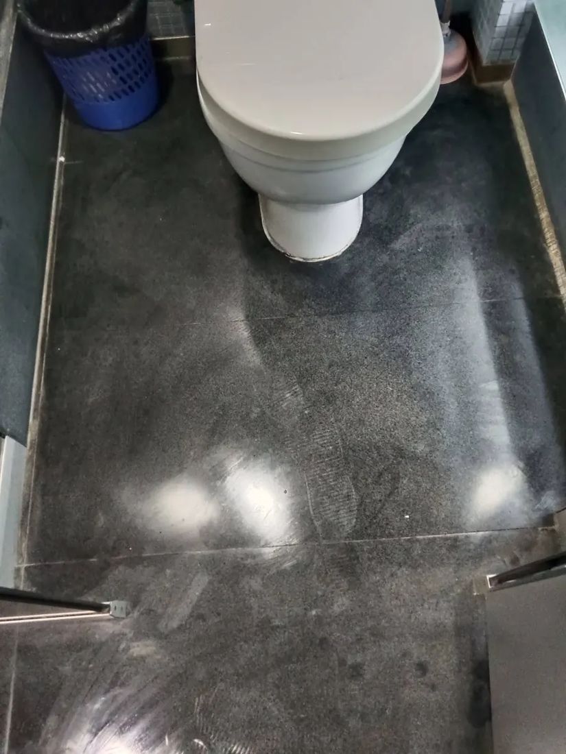 卫生间大理石整体增色渗透施工中：底色逐步回填