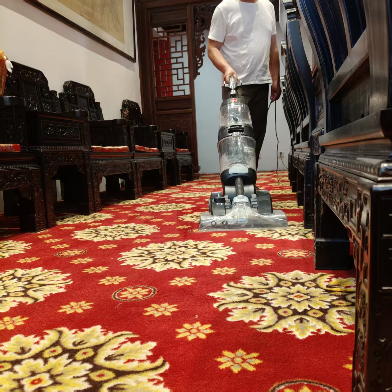 三合一地毯清洗机清洗寺院大殿红色花纹地毯，红地毯恢复鲜亮