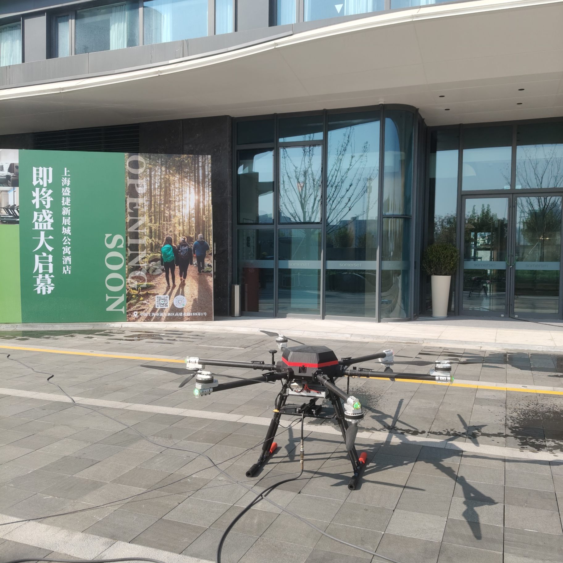 盛捷公寓酒店项目：六旋翼清洗无人机落地检查与补水