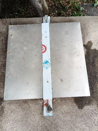 水箱盖板清洗后归位实拍：盖板表面洁净无污渍、配重块与提手完好，箱盖四周密封胶条贴合