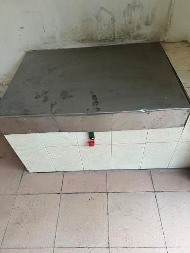 水箱顶部检修口清洗后状态：盖板合拢、上方管道与阀门完好，箱体外观整洁