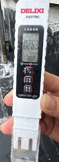 水质检测笔现场快检读数：水质检测笔显示 0.00 合格，含余氯、pH、溶解氧等检测按键