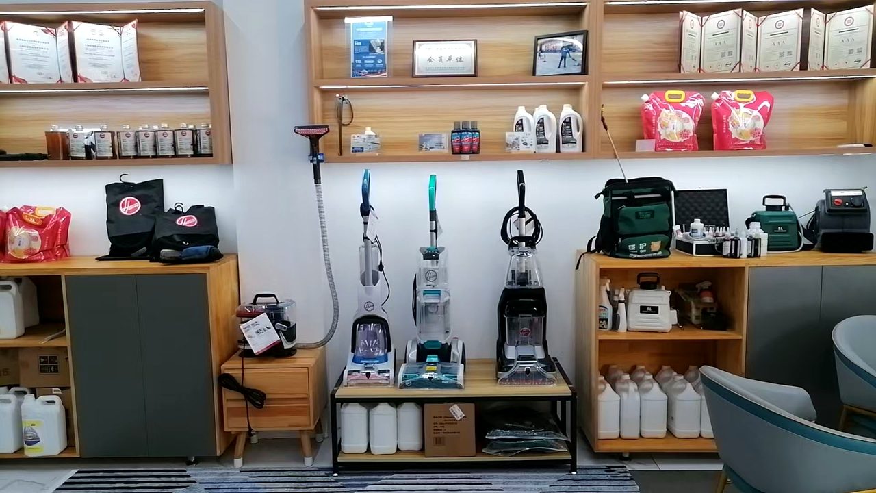 华洁士展厅内美国胡佛三合一地毯清洗机等商用清洁设备样机实拍